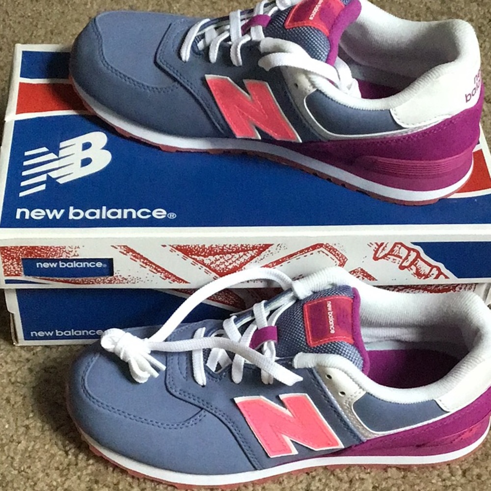 New balance tennis shoes. Women's Size 6 1/2. Can be for Youth girls.